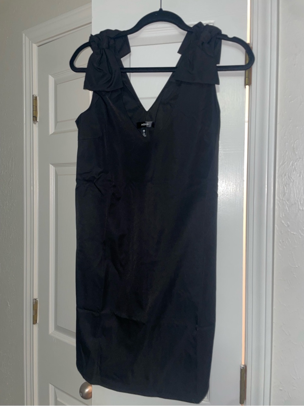 NWT AQUA Black Bow Shoulder V-Neck Shift Mini Dress Size XS